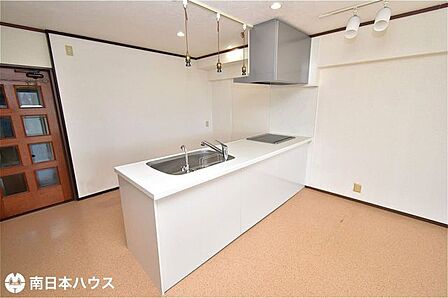 (キッチン】オープンキッチンで開放感があります♪キッチンに立ちながら桜島を眺められます♪