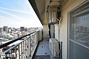 【バルコニー】東向きのバルコニーです！6階建ての最上階で目の前に高い建物がなく開放的な眺めです♪