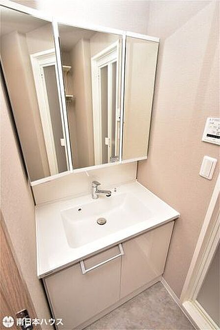 【洗面台】3面鏡の洗面台は収納が豊富です♪リフォーム済みのお部屋で気持ちよく新生活を始められます♪