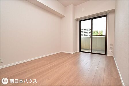 【洋室】6帖の洋室です！北向きのバルコニーがあります♪全居室にクローゼットを完備しています♪