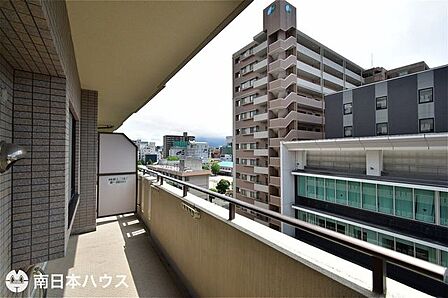 【眺望】バルコニーからの眺望です！桜島も山下小学校の方角から見えます♪