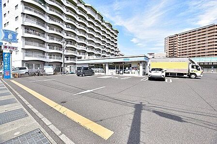【ローソン鹿児島唐湊新川店】鹿児島市唐湊4丁目にあるコンビニです。設備・サービス ATM、お酒、タバコ、FAX、コピー、MACHI cafe、Wi-Fi、ソフトアイス、多目的トイレ 60m