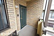 【玄関】角部屋でお部屋の前を人が通ることがないのでプライベート感のある生活が送れます♪