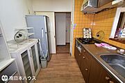 【キッチン】冷蔵庫や食器棚を設置しても十分な調理スペースがあります♪