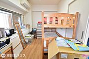 【洋室】5.89帖の洋室です！廊下とリビングから出入り可能なお部屋です♪