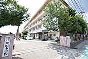 【鹿児島市立紫原中学校】は、紫原6丁目に位置する1967年創立の中学校です。令和4年度の生徒数は735人で、28クラスあります。校訓は「自主・愛知・健康・協和」です。 1100m