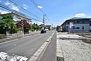 【前面道路】北西向きの前面道路幅は約9.3ｍと広々です！歩道も整備されています♪