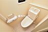 トイレ：【トイレ同型写真】1階、2階ともに温水洗浄便座機能付き！