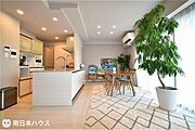 【リビング】約22帖の広々としたリビング空間♪南西向きのバルコニーに面した明るい室内です！