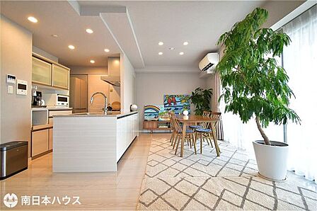 【リビング】約22帖の広々としたリビング空間♪南西向きのバルコニーに面した明るい室内です!