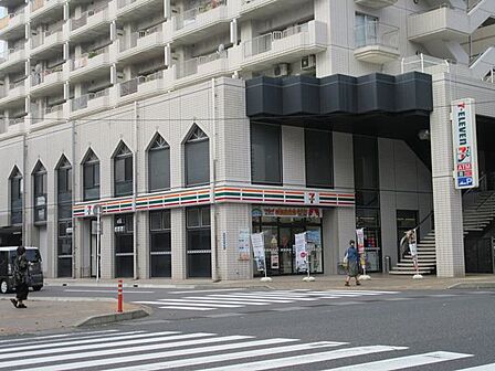 【セブンイレブン上之園町店】鹿児島市上之園町にあるコンビニです設備・サービス ATM、マルチコピー機、セブンミール、たばこ、お酒、揚げ物総菜、セブンカフェ、Tax Free、駐車場 280m