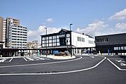 鹿児島駅【JR鹿児島駅】鹿児島市浜町にあるJR九州の駅。令和2年2月に建て替えをしている。周辺には上町ふれあい広場がある。市電鹿児島駅前電停が隣接している。 1000m