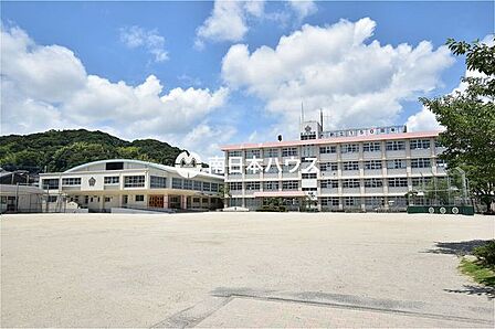 【鹿児島市立田上小学校】は、田上5丁目に位置する1876年創立の小学校です。令和3年度の生徒数は550人で、26クラスあります。 810m