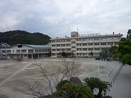 【鹿児島市立田上小学校】は、田上5丁目に位置する1876年創立の小学校です。令和3年度の生徒数は550人で、26クラスあります。 810m