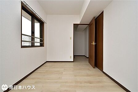 【洋室】4.9帖の洋室です!西、北の2面に窓があり通風良好な室内です♪