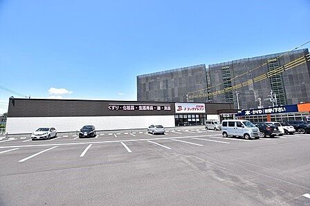 【ドラッグイレブン唐湊店】鹿児島市唐湊1丁目にあるドラッグストアです。営業時間 9:00~23:00取扱商品 医薬品、健康食品、健康食品、化粧品、日配食品、冷凍食品、米類、酒類、日用品 210m