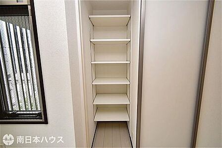 【リビング収納】奥行きのある収納！可動棚付きでいろいろなものが収納可能です♪