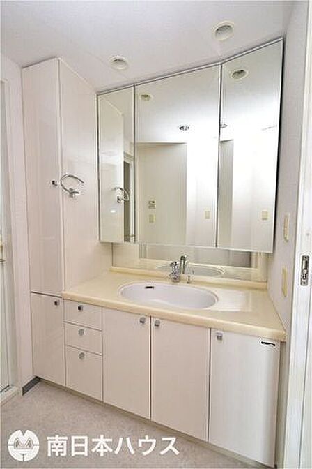 【洗面台】3面鏡の幅広な洗面台です♪キャビネット付きで収納も豊富なので使い勝手が良いです!