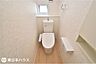 トイレ：【トイレ】温水洗浄便座機能付きのトイレです！収納もあり、トイレットペーパーや掃除道具を収納可能♪