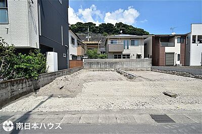 外観：南向き道路【敷地面積96.56m2(29.2坪)】駐車3台！同仕様の建物見学が可能です♪