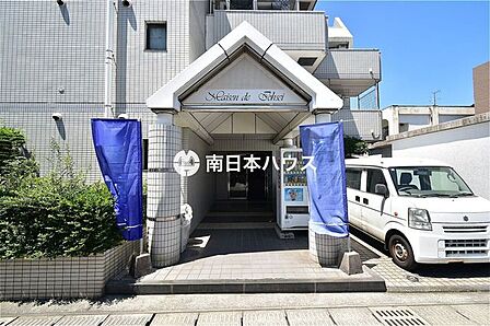 【メゾン・ド・城西のエントランス】
