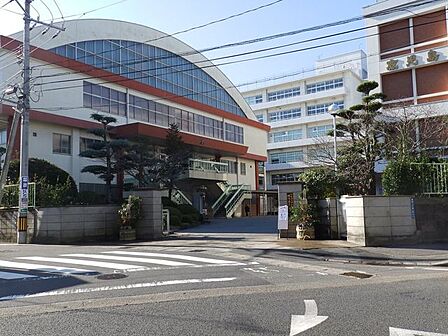 【鹿児島高等学校】校訓克己・謙虚・礼節教育目標建学の精神に基づき、心豊かな人格の完成を目指し、国家及び社会の発展に寄与する有為な人材を育成する。 110m
