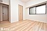 洋室：【洋室】6帖の洋室です！廊下からの出入りになるお部屋です！クロスや床、扉をリフォーム済みです♪