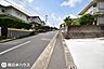 その他：【前面道路】東南向きの前面道路は2車線で歩道もあえい広々としています♪