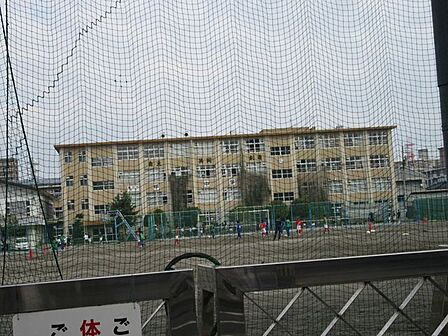 【鹿児島市立甲南中学校】は、高麗町に位置する1947年創立の中学校です。令和3年度の生徒数は379人で、13クラスあります。校訓は「自主・共同・創造」です。 720m
