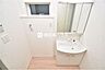 室内：【洗面台、洗濯機置き場同型写真】3面鏡の洗面台で収納たっぷり！
