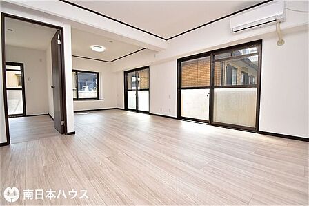 【リビング】南角部屋なので2面に窓があり日当たり、通風良好な室内です♪2面バルコニーです!