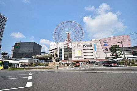 JR/鹿児島中央駅鹿児島中央駅は鹿児島市中央町にあるJR九州の駅です。市内のバス等の発着所となっているほか、路面電車の停留所もあり、鹿児島観光の拠点となっています。 530m