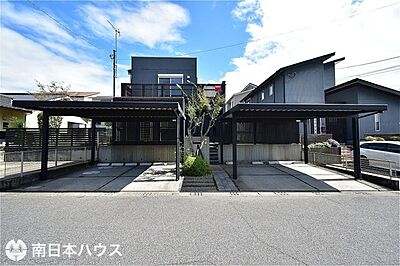 外観:南西向き道路【敷地面積255.23m2(77.2坪)】駐車4台、カーポート付き!即日ご内覧可能です♪ 外観:南西向き道路【敷地面積255.23m2(77.2坪)】駐車4台、カーポート付き!即日ご内覧可能です♪