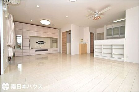 【リビング】18.1帖のリビングです!各部屋とリビング、廊下に収納がある間取りです♪