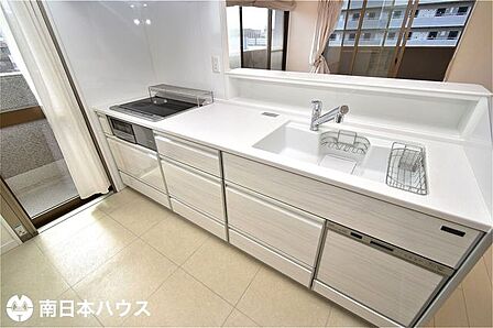 【キッチン】IHクッキングヒーター、浄水機能付き水栓、食器洗浄乾燥機付きのシステムキッチン!