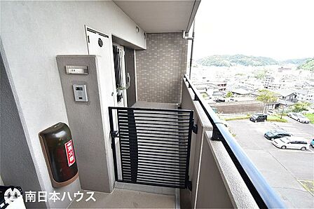 【アルコーブ】角部屋で玄関前には玄関ポーチ付き!門扉で仕切られたプライベート感のある住居です♪