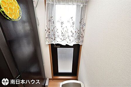 【勝手口】西向きのバルコニーに出入りできます!2面バルコニーで通風良好な室内です♪