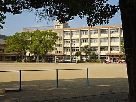 【鹿児島市立武小学校】は、武1丁目に位置する1937年創立の小学校です。令和3年度の生徒数は555人で、23クラスあります。校訓は「かしこく うつくしく たくましく」です。 620m