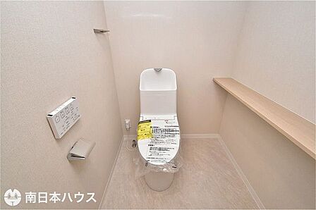 【トイレ】温水洗浄便座機能付きのトイレにはリフォーム済みです♪芳香剤などを置ける棚付きです♪