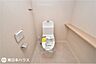 トイレ：【トイレ】温水洗浄便座機能付きのトイレにはリフォーム済みです♪芳香剤などを置ける棚付きです♪