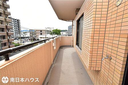 【バルコニー】南向きのバルコニーです!日当たり良好!外水栓もありお掃除などに便利です♪