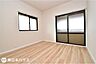 洋室：【洋室】5.2帖の洋室です！北西角にあたるお部屋です♪全居室クロス、床をリフォーム済みです♪