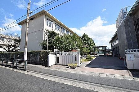 【鹿児島市立南中学校】東郡元町に位置する1959年創立の中学校です。令和3年度の生徒数は409人で、14クラスあります。校訓は「明朗・友愛・規律」です。 350m