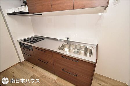 【キッチン】独立キッチン!吊戸棚付きのシステムキッチンにリフォーム済みです♪