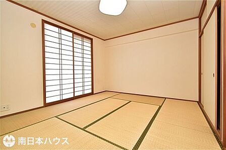 【和室】8帖の和室です!東南向きのバルコニーに面したお部屋です!室内程度良好♪