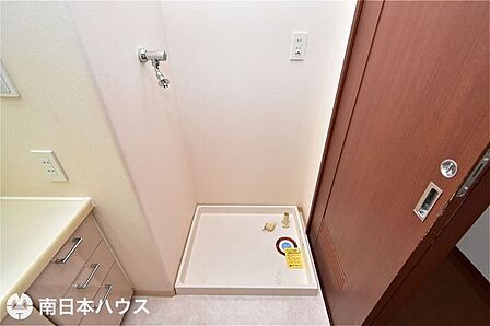 【洗濯機置き場】洗濯パン付きでもしもの水漏れの際も被害を軽減できます♪