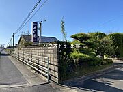 敷地内に入るところの写真です。植栽があるので撤去すると敷地により入りやすくなります。撤去もできますので是非ご相談ください。