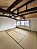 和室：天井には梁があって趣きのある部屋です。窓もあり日の光で明るく部屋が使えます。換気もしやすいので空気の入れ替えが出来て部屋に匂いがこもる心配もありません。