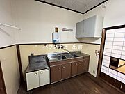 キッチンです。上に棚もありますのであまり使わないキッチン用品など収納できます。コンパクトにまとまっておりますので場所を取らずにすっきりと使えますね。