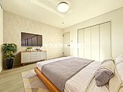 2階で一番広いお部屋です。こちらはクローゼットに扉を付けて、収納の中が見えない仕様にしていますので、寝室にもピッタリです。※家具や小物はAI生成によるものです。付属品ではありません。